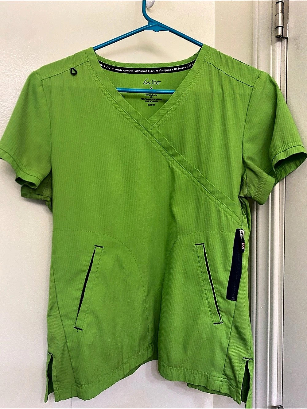 koi lite Short Sleeve Scrub Top in Green Size Small